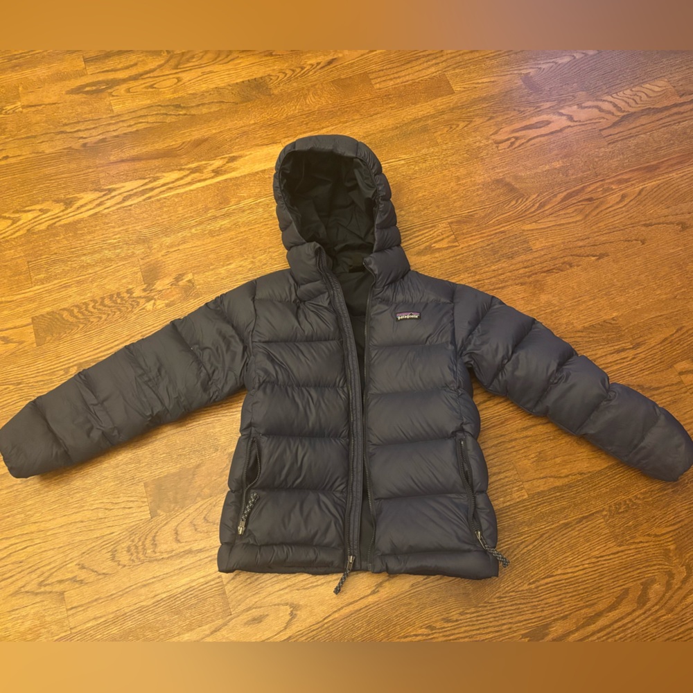 Patagonia Hi Loft Hoody Coat in Navy size Youth Small (7/8)